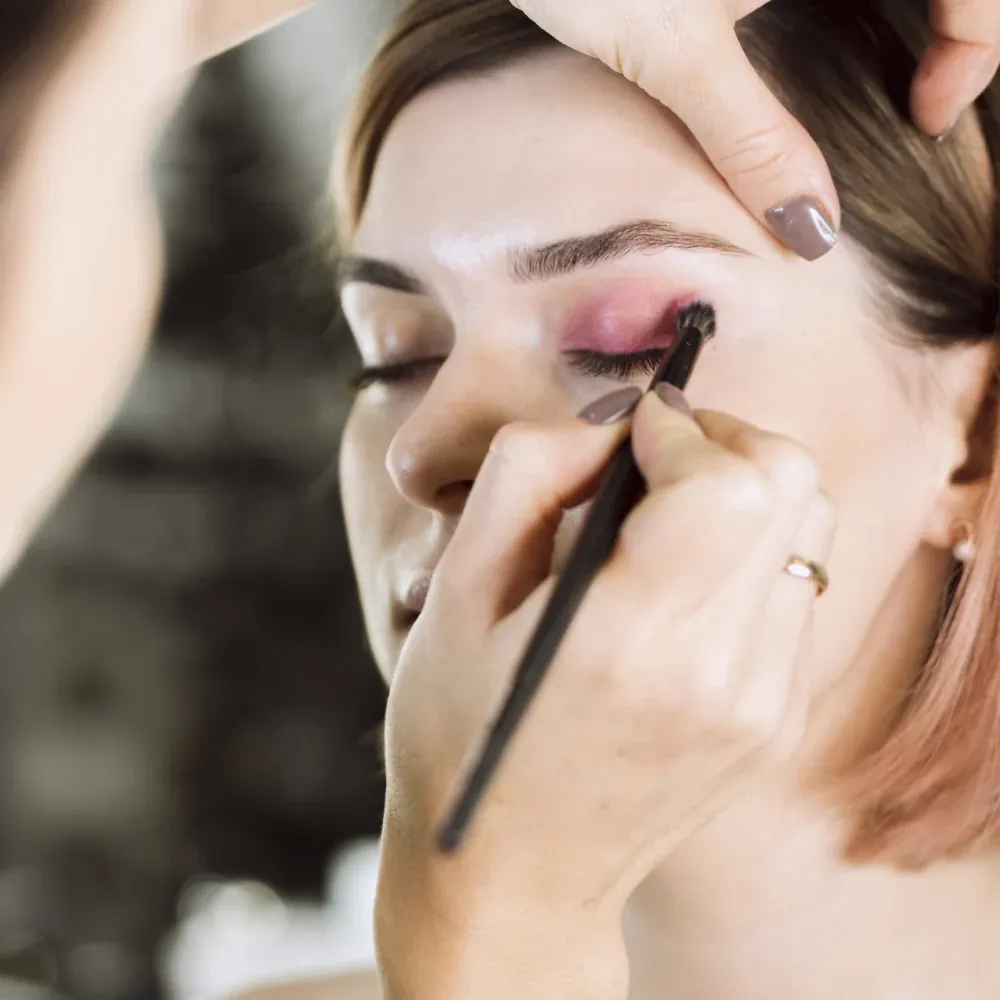 Professionelles Augen-Make-up wird mit dem Pinsel aufgetragen