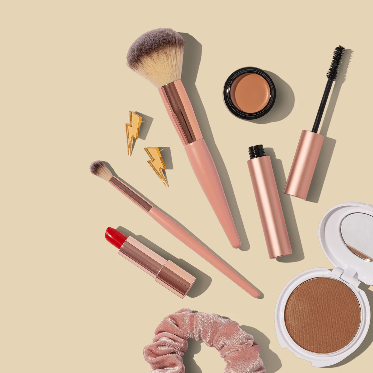 Make-up-Pinsel und Kosmetik in Roségold